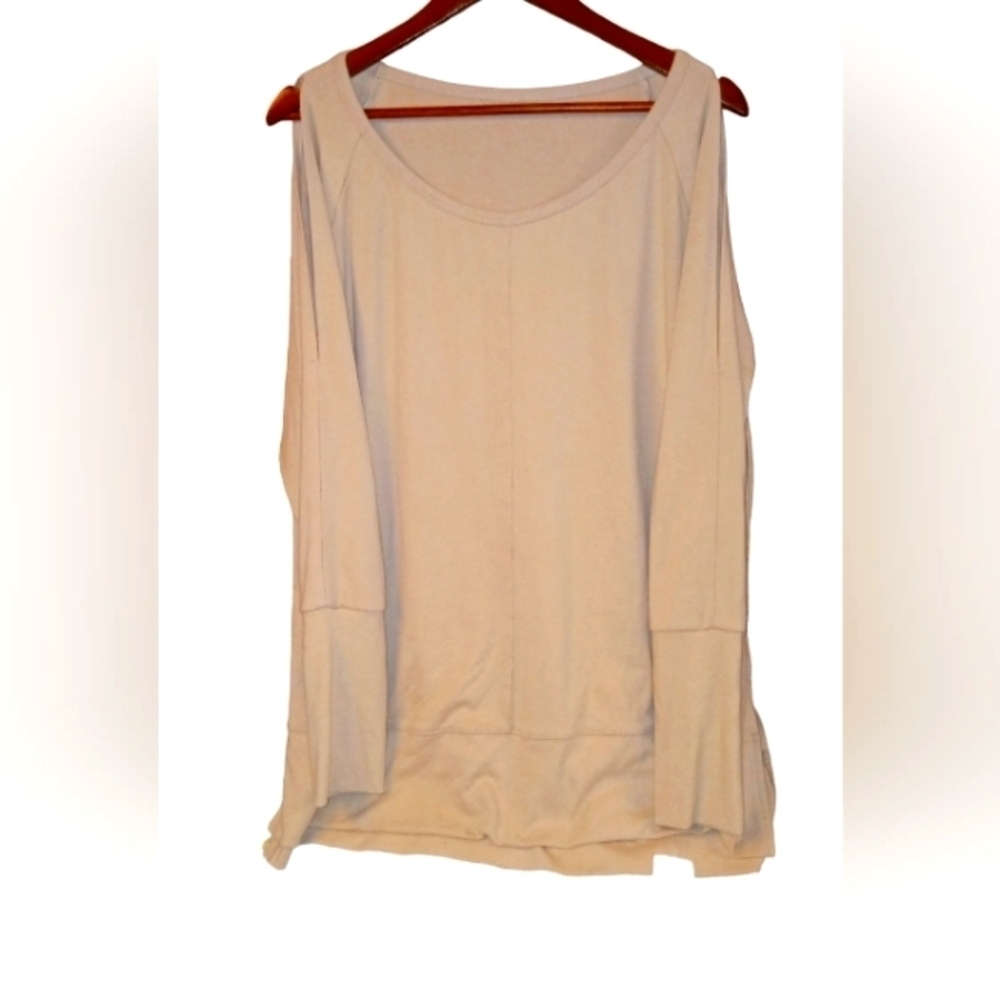 NWOT Long sleeve top w slit sleeves detail